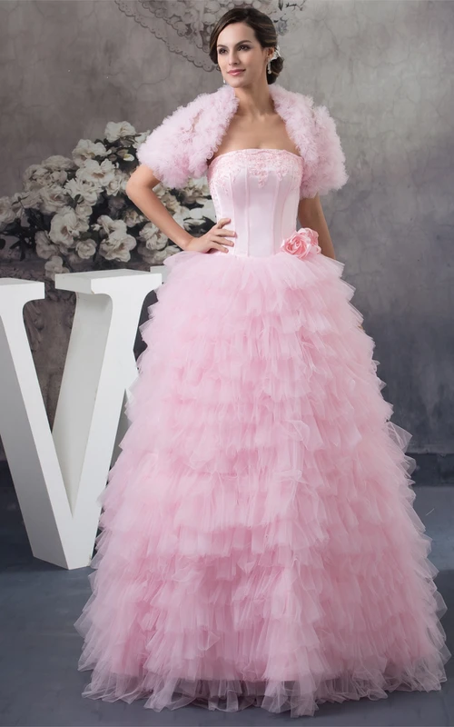 Boléro sans manches à volants et robe de bal ornée d'appliqués