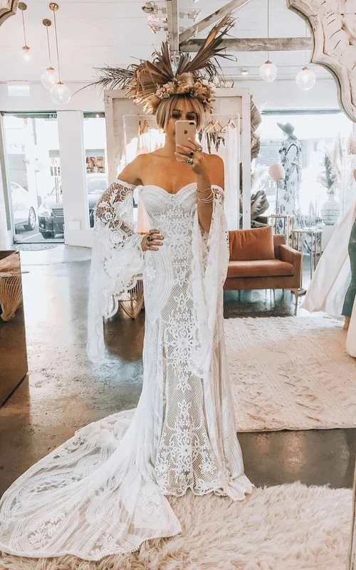 Vestido de novia bohemio de encaje con hombros descubiertos, mangas largas acampanadas y corte sirena
