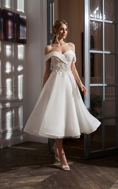 Precioso vestido de novia de corte A con hombros descubiertos, fruncido y largo hasta la rodilla con apliques