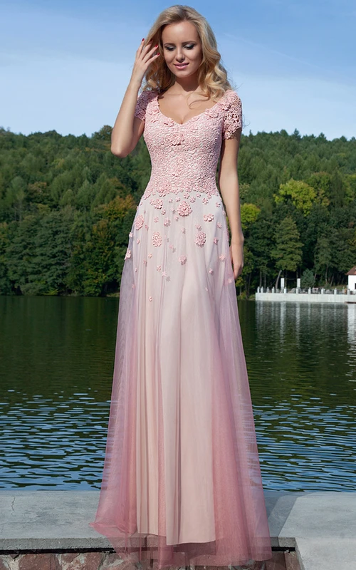 Robe de bal fourreau longue en tulle à manches courtes et col en V ornée d'appliqués