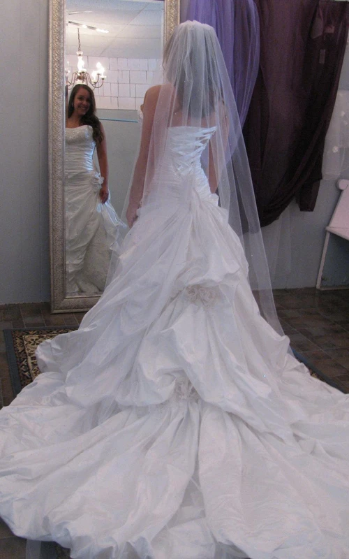 Robe trapèze en taffetas à décolleté cœur, ornée de fronces et de fleurs