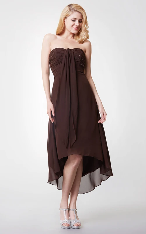 Perlenbesetztes Chiffonkleid mit herzförmigem Oberteil und asymmetrischem Saum sowie Raffungen