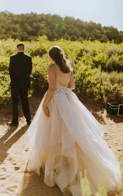 Vestido de novia de playa de talla grande, estilo imperio, con apliques de tul y tirantes finos color rosa empolvado.