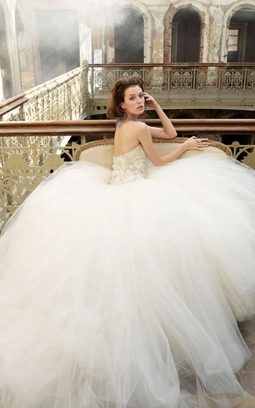 Robe de bal chic en tulle brodé de perles et corsage orné de perles