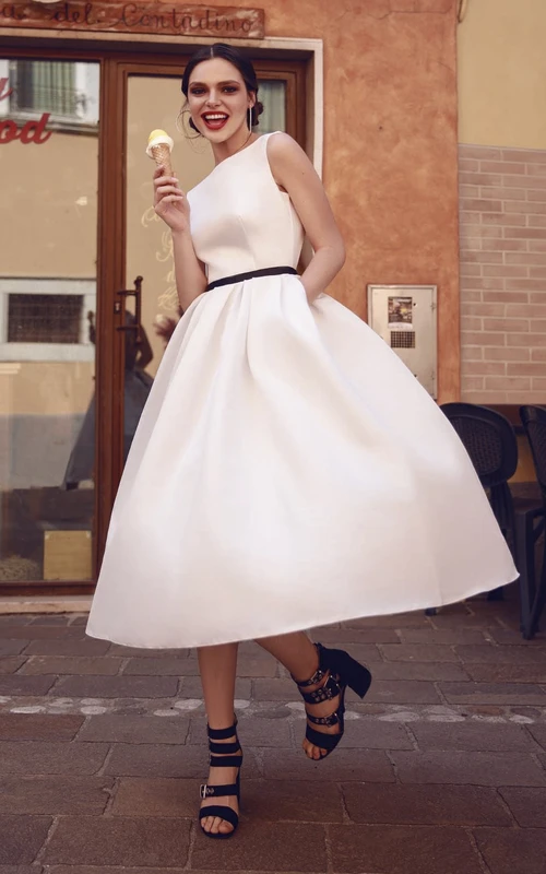 Vestido de novia vintage de satén sin mangas, largo hasta la rodilla, con espalda con abertura y detalles fruncidos.