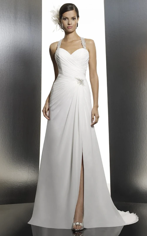 Vestido de novia de gasa fruncida, largo hasta el suelo, sin mangas, con escote halter y abertura frontal.