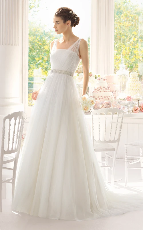 Robe longue sans manches en tulle trapèze avec ceinture perlée