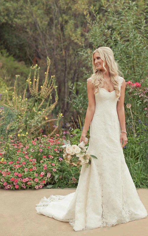 Robe de mariée trapèze mini décolleté cœur sans manches à cloche et traîne courte en dentelle dos nu