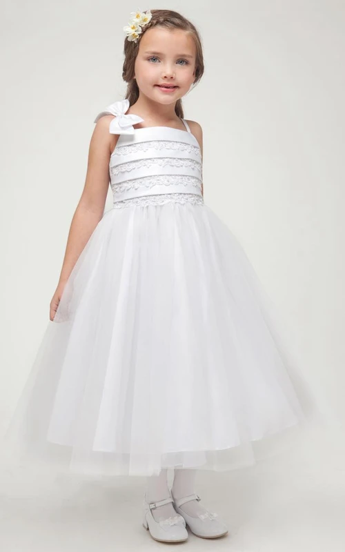 Teelanges, geschlitztes Blumenmädchenkleid aus Tüll und Satin mit Schleife und Stickerei, verziert mit einem Schlitz vorne.