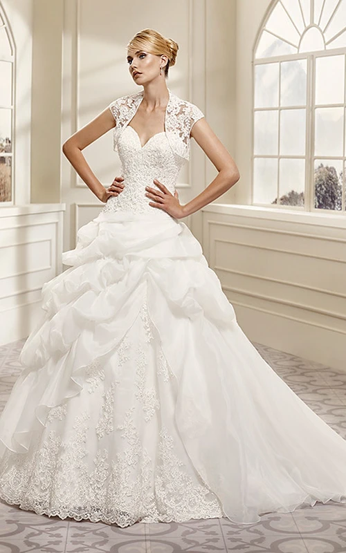 Robe de mariée en organza à manches courtes et décolleté cœur à volants, avec cape