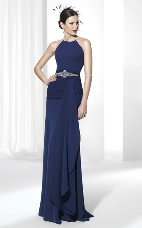 Robe de bal longue fourreau sans manches en jersey ornée de bijoux et drapée, à col rond et décolleté rond