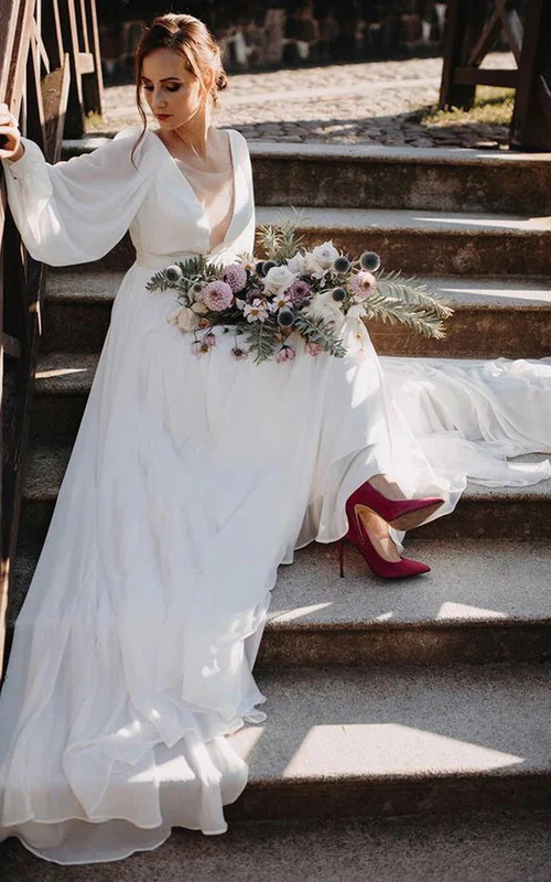 Vestido de novia sencillo de manga larga con escote pronunciado y espalda baja en V.