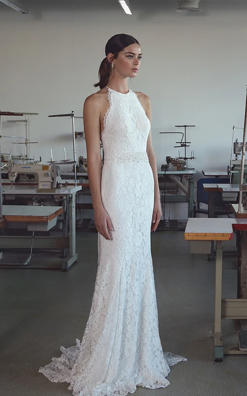Elegante vestido de novia sencillo sin mangas con escote halter y cola larga, de encaje.