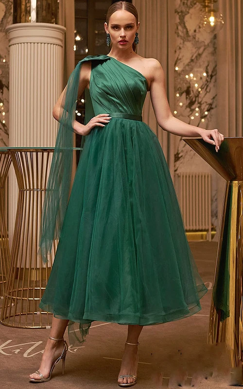 Schlichtes, einseitig schulterfreies A-Linien-Abendkleid aus Satin mit Schnürung und Schleife, knöchellang.