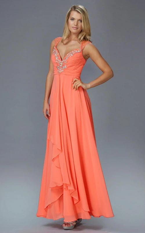 Robe longue trapèze en mousseline de soie style Queen Anne, ornée de perles et de drapés, avec découpe en forme de goutte d'eau.