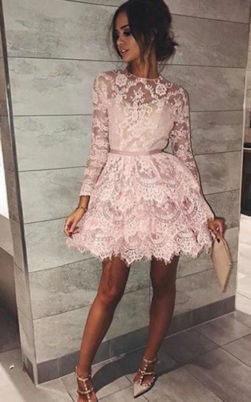 Robe de bal courte mini trapèze à manches longues en dentelle et col montant zippé