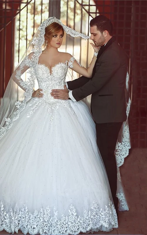 Precioso vestido de novia de gala de encaje con mangas largas y cola en oferta.