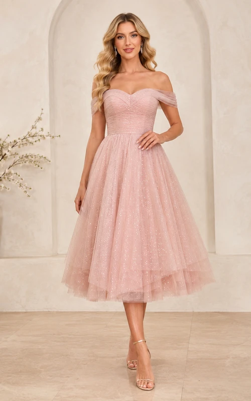 Vestido largo de tul brillante color rosa empolvado con hombros descubiertos