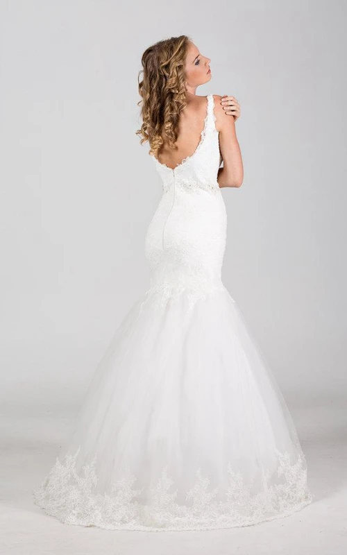 Vestido de encaje estilo sirena sin mangas con tirantes y cintura adornada con cuentas.