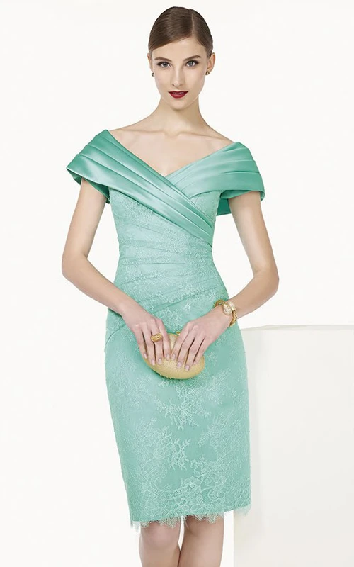 Satin-Etui-Abendkleid mit V-Ausschnitt, kurzen Ärmeln und knielanger Spitze, abgebildet in Türkis