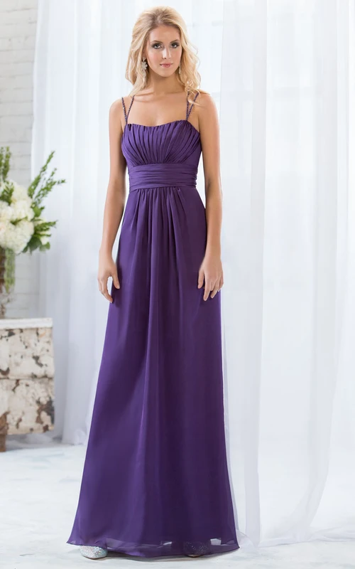 Robe de demoiselle d'honneur sans manches, coupe empire, plissée et ornée de cristaux