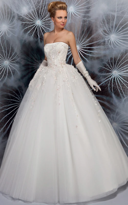 Robe de mariée longue bustier en tulle ornée d'appliqués, avec ruban et dos corset.