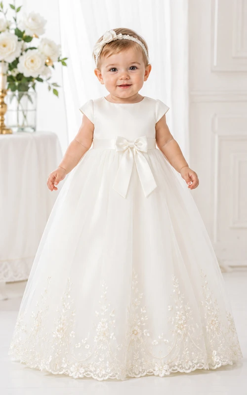 Robe de baptême pour bébé, coupe trapèze, manches courtes, tulle et dentelle, longueur au sol, avec ceinture à nœud, blanche