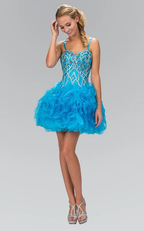 Minivestido de organza sin mangas con tirantes finos, corte en A, cremallera, volantes y abalorios.