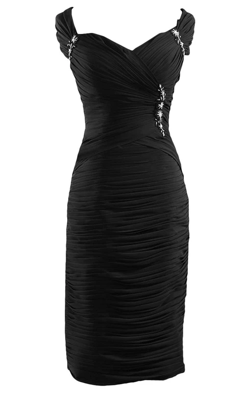 Robe élégante en mousseline froncée arrivant au genou, ornée de perles