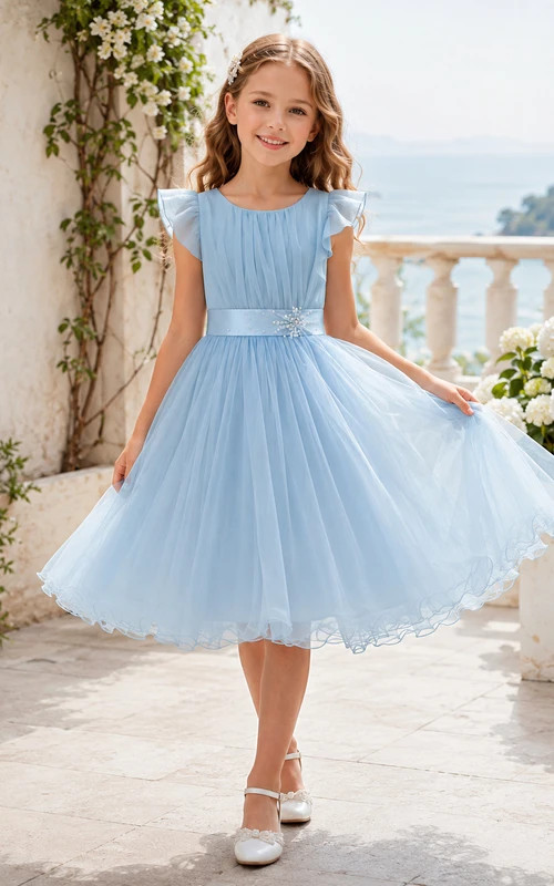 Robe de demoiselle d'honneur moderne, longueur thé, coupe trapèze, bleu ciel, tulle, perles, volants, col rond, en tulle, ornée de perles.