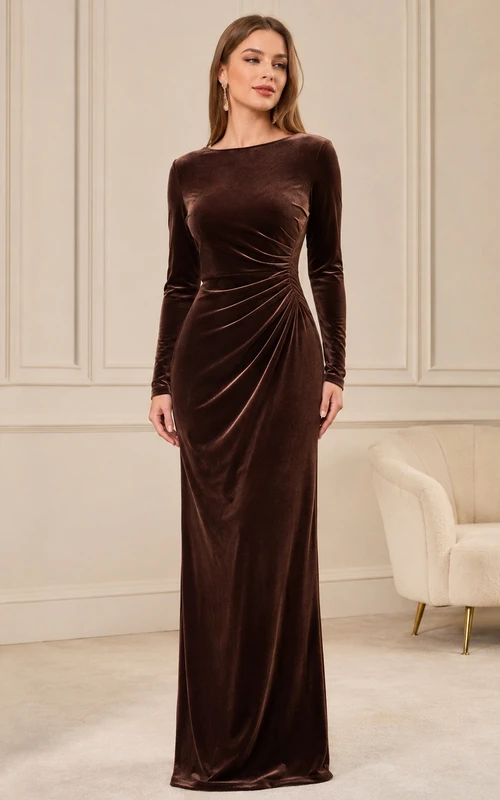 Schokoladenbraunes, langärmeliges, gerafftes Etuikleid aus Samt – Abendkleid