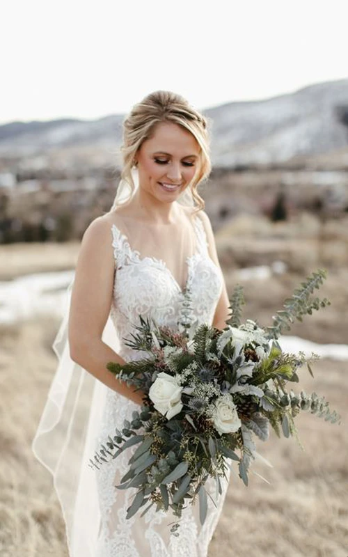 Sexy ärmelloses Boho-Hochzeitskleid mit V-Ausschnitt, Hofschleppe, Spitze, Illusionsrücken und Applikationen
