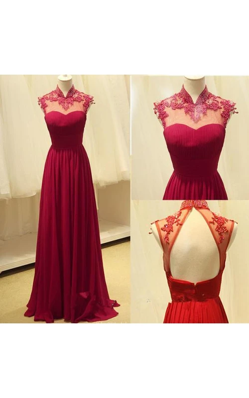 Preciosos vestidos largos de fiesta color burdeos con cuello alto, gasa, abalorios y apliques.