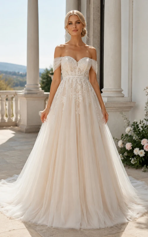 Robe de mariée princesse en tulle et dentelle, épaules dénudées, traîne empire