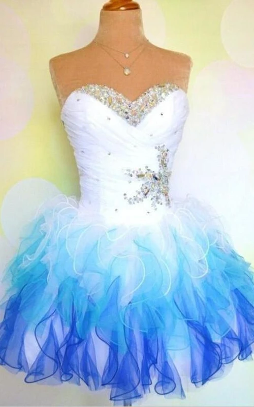 Wunderschönes, ärmelloses, kurzes Homecoming-Kleid mit Rüschen und Perlenstickerei
