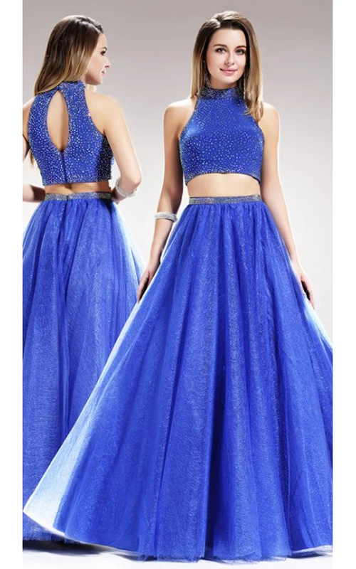 Zweiteiliges, bodenlanges A-Linien-Kleid aus Satin mit hohem Kragen, ärmellos und Schlüssellochausschnitt sowie Perlenstickerei