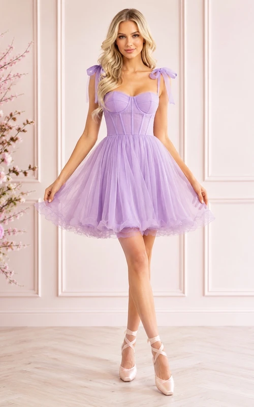 Robe de cocktail romantique en tulle lavande, décolleté cœur, coupe trapèze, bretelles ruban courtes, idéale pour un bal de fin d'année.