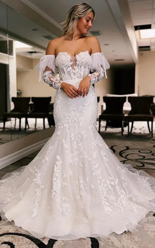 Vestido de novia de sirena con encaje, mangas ilusión y hombros descubiertos, apliques.