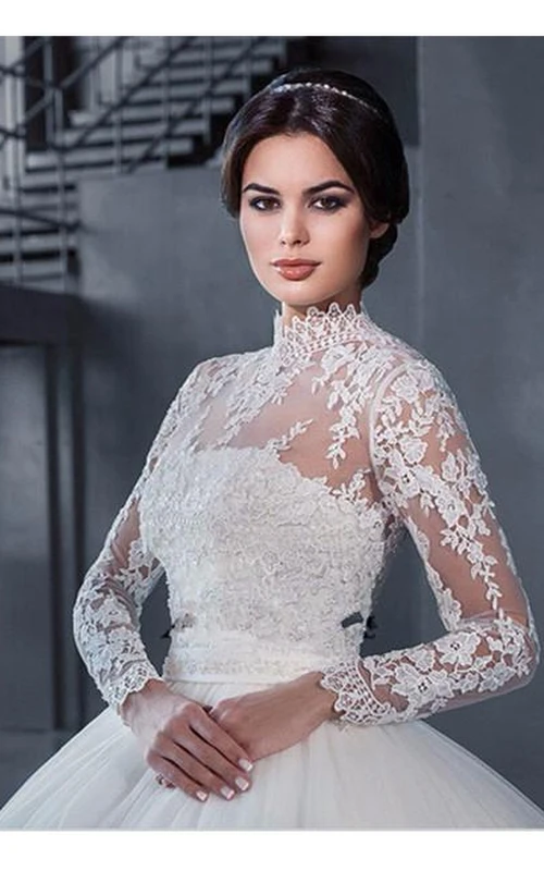 Vestido de novia moderno de cuello alto con apliques de encaje, estilo princesa y manga larga.