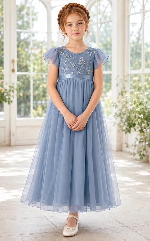 Robe de demoiselle d'honneur romantique bleu acier à broderies florales et manches pétales, en tulle, coupe trapèze, longueur cheville, idéale pour un mariage champêtre.