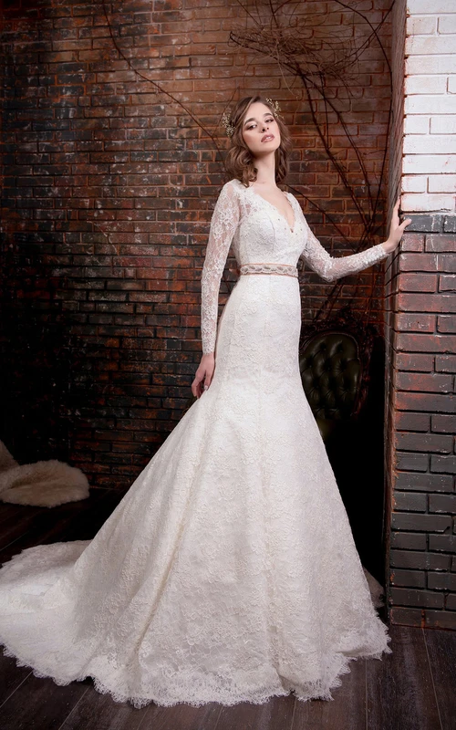Robe trompette longue en dentelle à col en V, manches longues, dos nu en V, ornée d'appliques et de bijoux de taille.