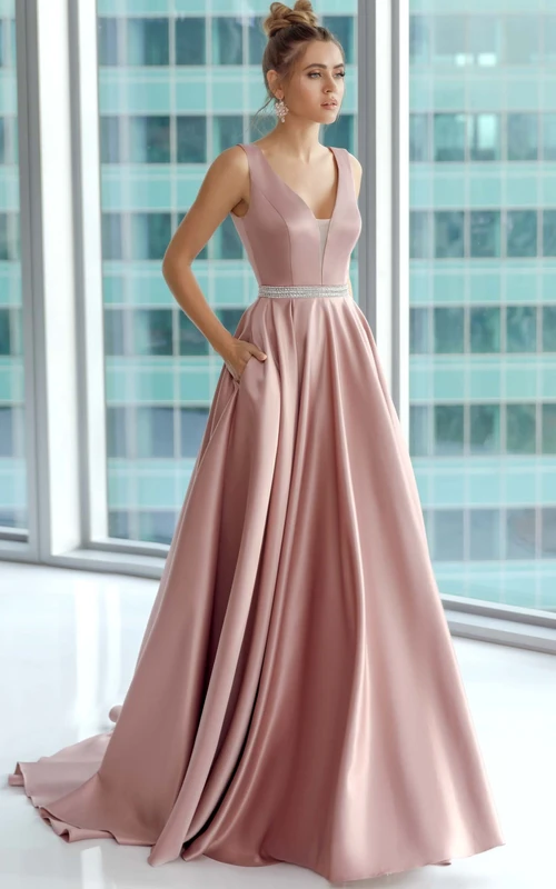 Elegante vestido de fiesta de satén color rosa empolvado sin mangas con escote en V y corte imperio, con cintura adornada con cuentas.