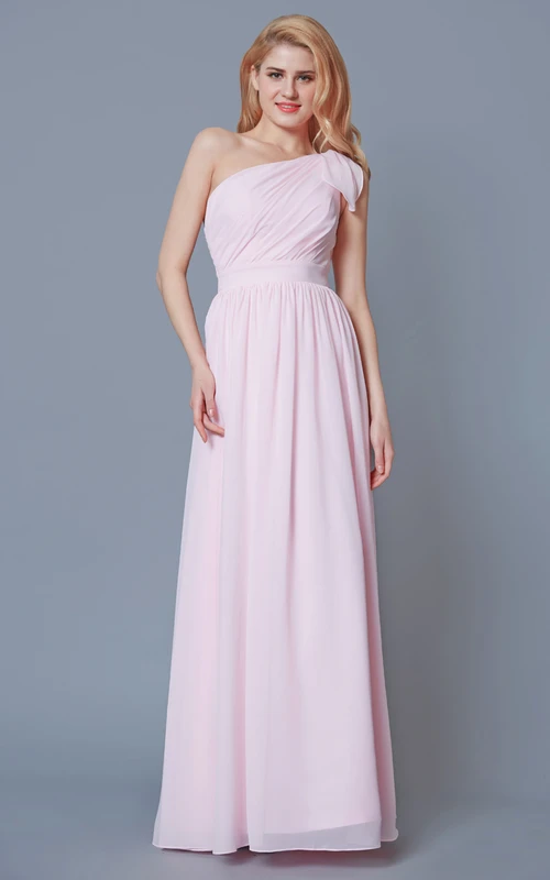 Einfaches, geknotetes, schulterfreies, langes Chiffonkleid mit Falten