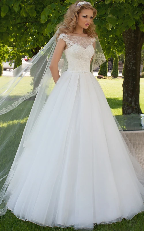 Robe de mariée longue en tulle, col rond, manches courtes, ornée d'appliqués et dos corset.
