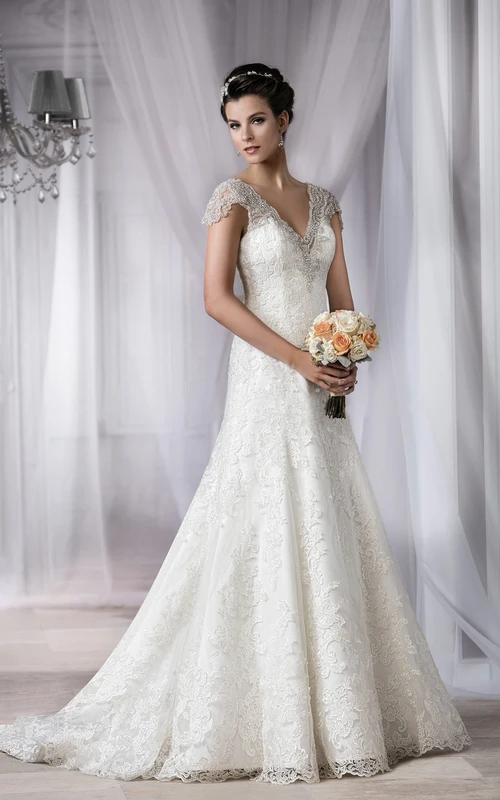 Vestido de novia con mangas cortas, escote en V, apliques y espalda escotada.
