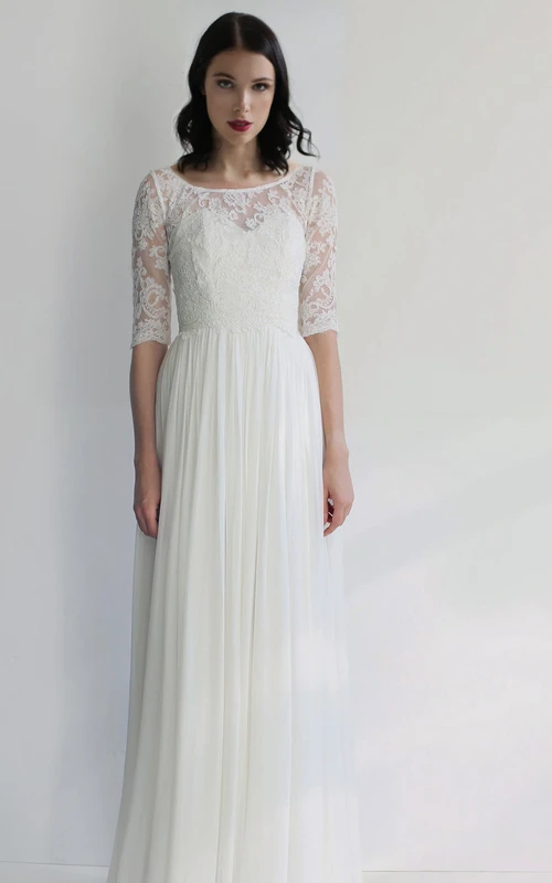 Vestido de novia etéreo de gasa con escote barco y mangas cortas con pliegues.