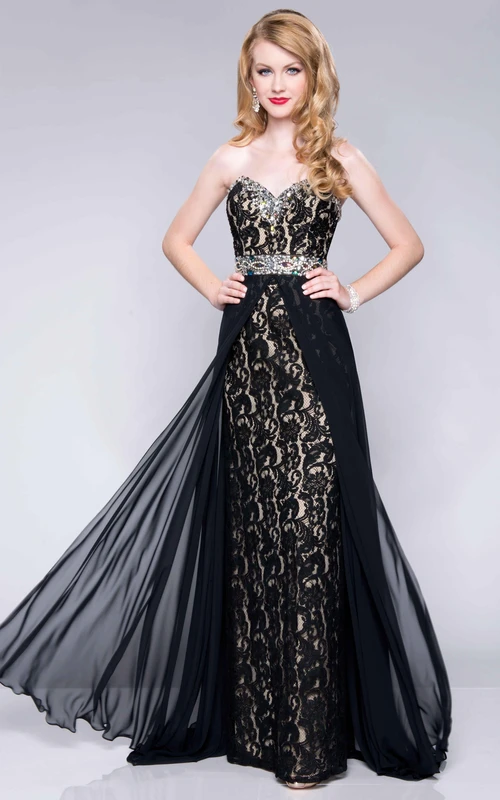 Vestido largo de fiesta de encaje con escote corazón y falda superpuesta de gasa.