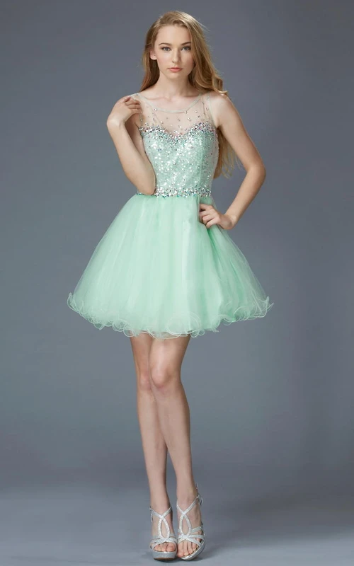 Vestido corto de tul sin mangas con escote redondo y corte en A, con lentejuelas.