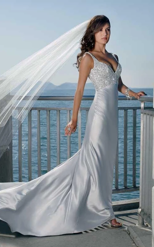 Vestidos de novia de satén elástico con tirantes finos y escote en V, estilo tubo.