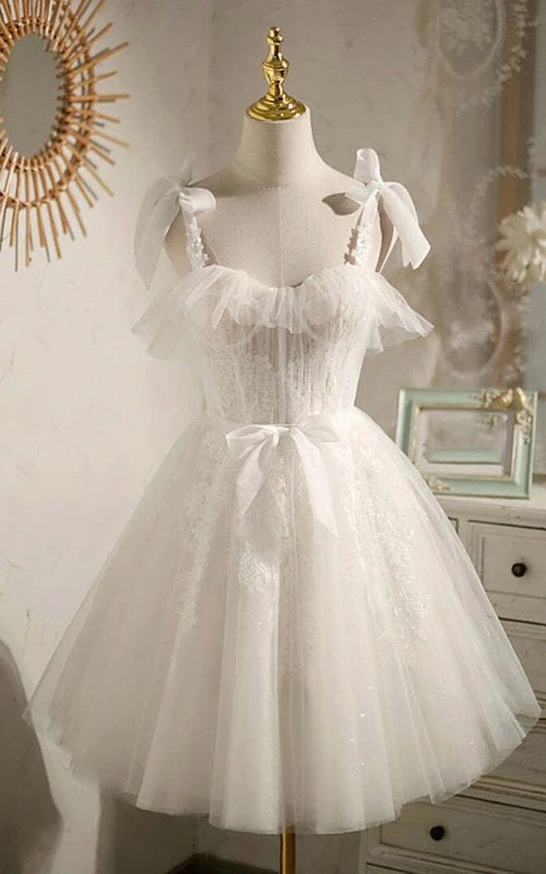 Adorable vestido de novia corto de encaje con efecto ilusión, corte en A y tul, con lazos.